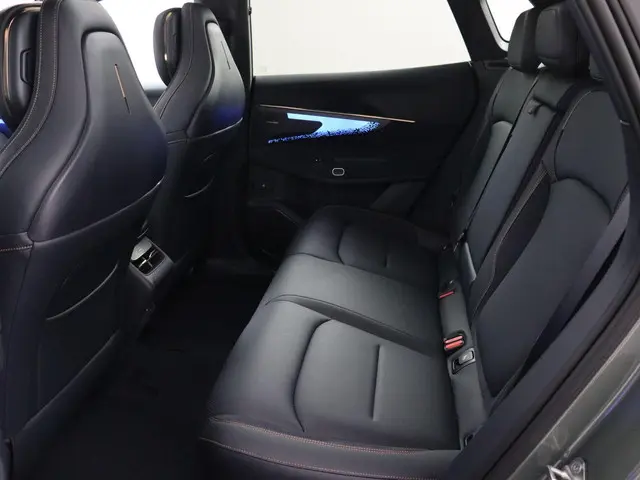 Lynk & Co 08 1.5 More 2025 Hybride Benzine 7