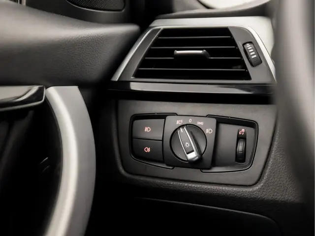 BMW 3 Serie 320i M Sport High Executive 2018 Benzine 24