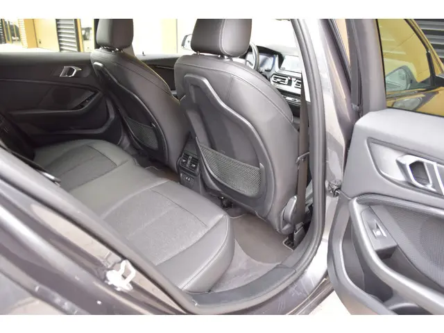 BMW 1 Serie 118i Executive Edition 2020 Benzine 22