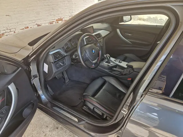 BMW 3 Serie 328i Executive 2012 Benzine 14