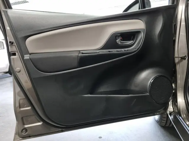 Toyota Yaris 1.3 VVT-i Dynamic Bi-Tone 2016 Benzine 21