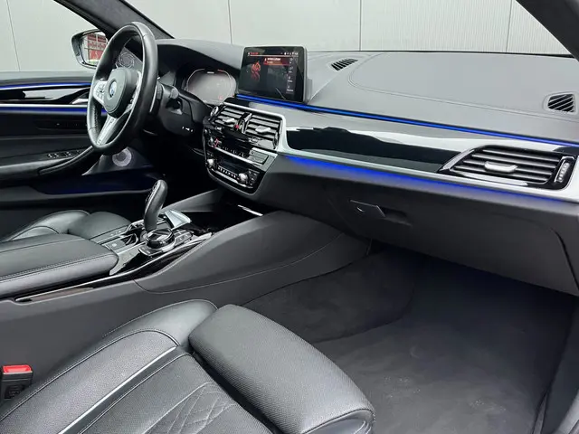 BMW 5 Serie M550i xDrive High Executive 2019 Benzine 10