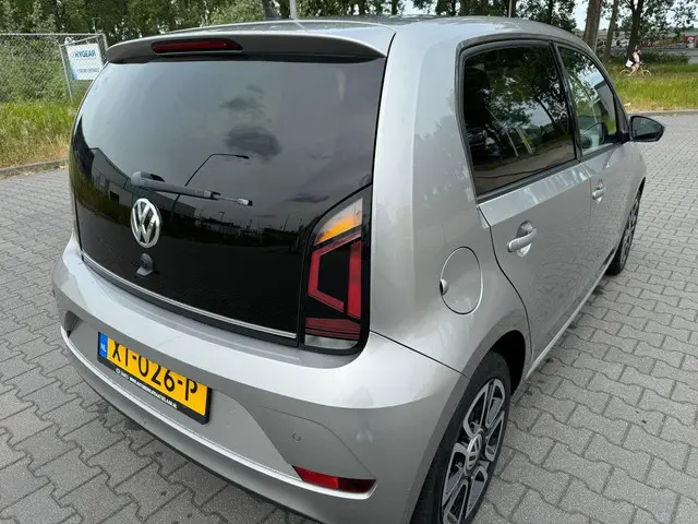 Volkswagen up! 1.0 BMT high up! 2019 Benzine 4