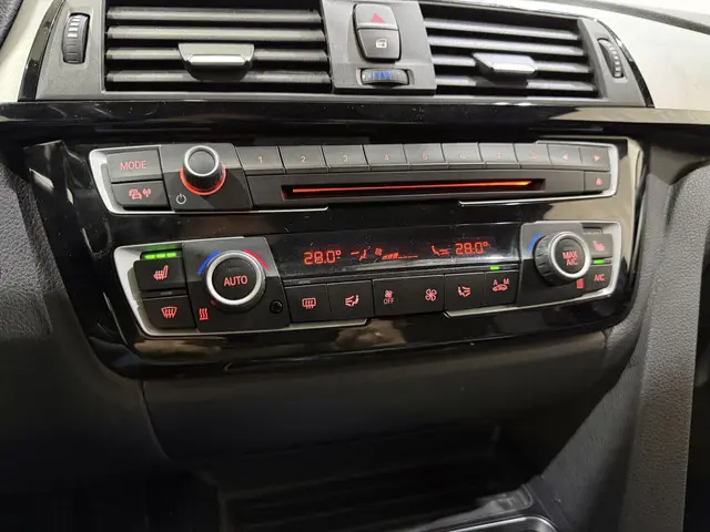 BMW 3 Serie Touring 318i M Sport Aut8 2019 Benzine 42