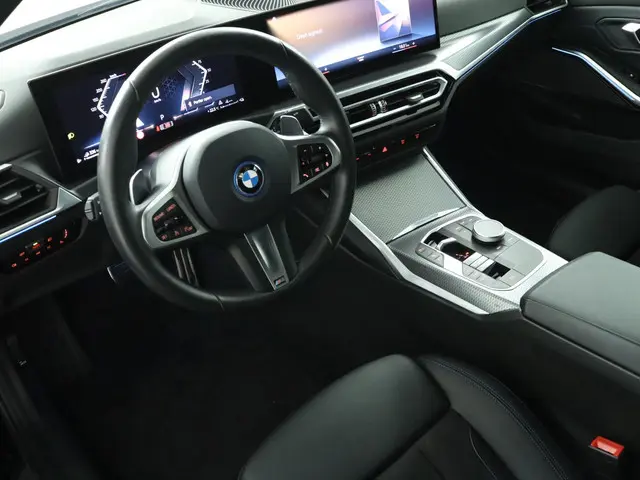 BMW 3 Serie 330e 2024 Hybride Benzine 59