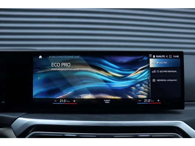BMW 3 Serie Sedan 320i 2024 Benzine 33