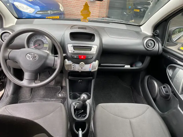 Toyota Aygo 1.0 VVT-i Now 2013 Benzine 8