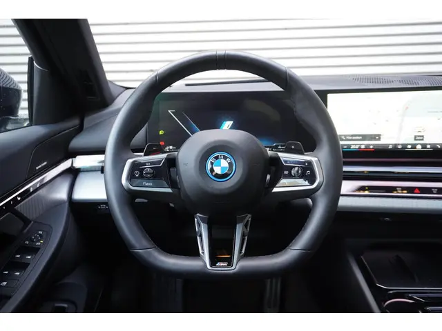 BMW 5 Serie Touring 550e xDrive 2025 Hybride Benzine 6