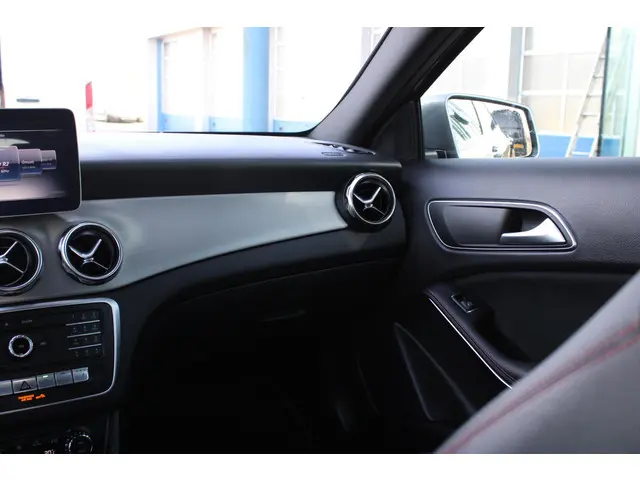 Mercedes-Benz GLA 180 Business 2018 Benzine 17