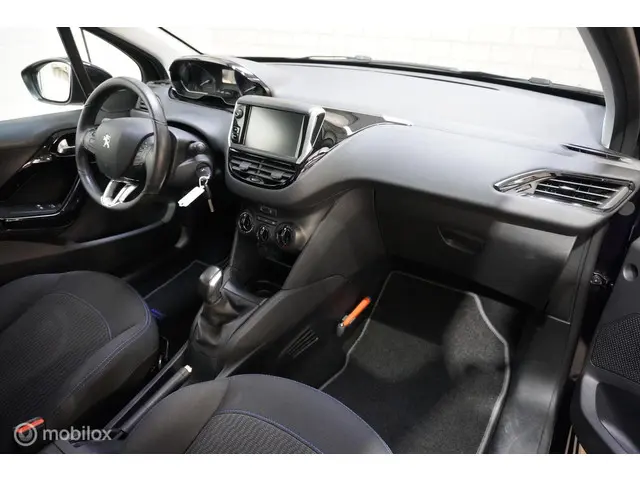 Peugeot 208 1.2 PureTech Signature 2018 Benzine 9