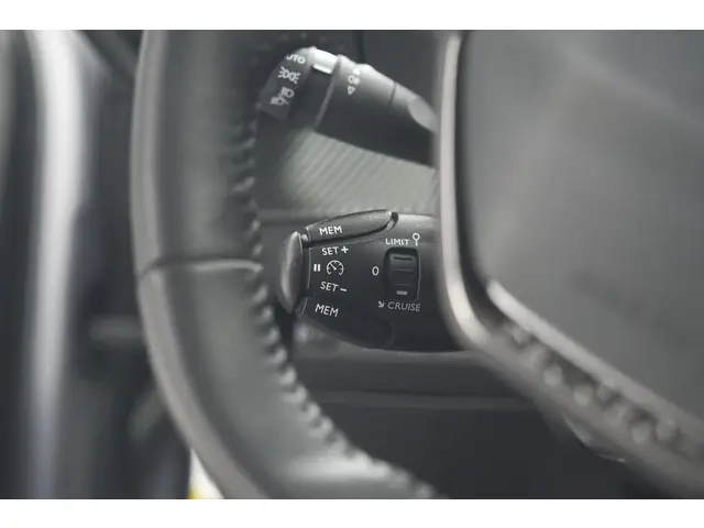 Peugeot e-2008 EV Active 50 kWh 2022 Elektrisch 35