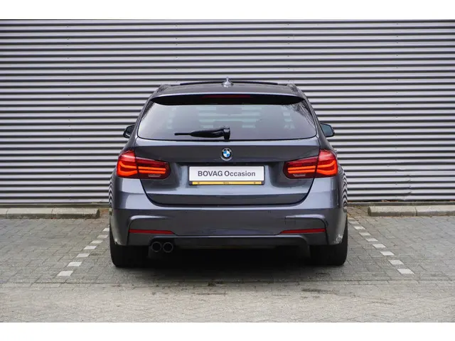 BMW 3 Serie Touring 320i 2018 Benzine 10