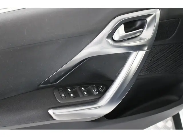 Peugeot 2008 1.2 PureTech Allure 130 PK. 2018 Benzine 14