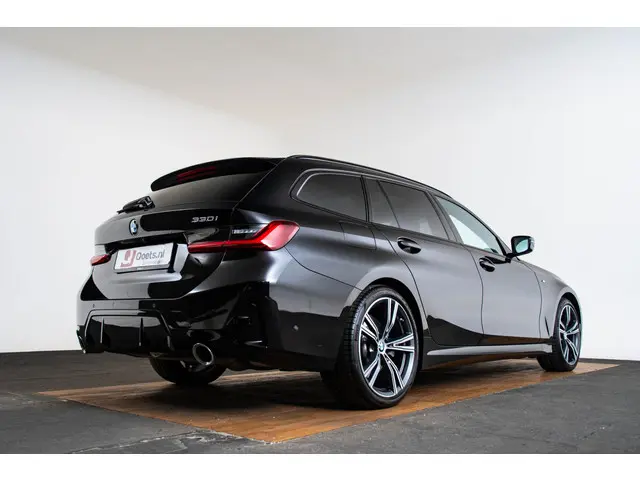 BMW 3 Serie Touring 330i 2023 Benzine 32