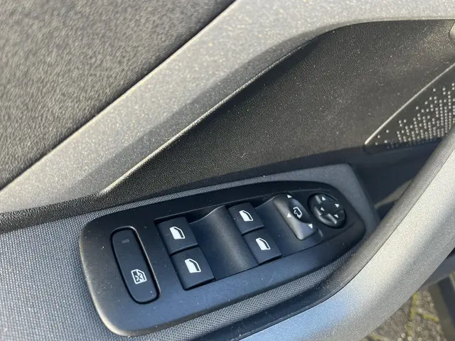 Peugeot 2008 1.2 PureTech Allure Automaat 2018 Benzine 11