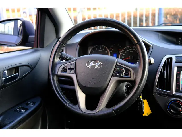Hyundai i20 1.2i i-Deal 5-drs Airco|Navi 2015 Benzine