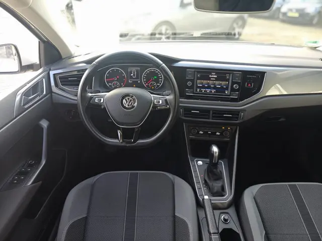 Volkswagen Polo 1.5 TSI DSG Highl.BnsR 2020 Benzine 12