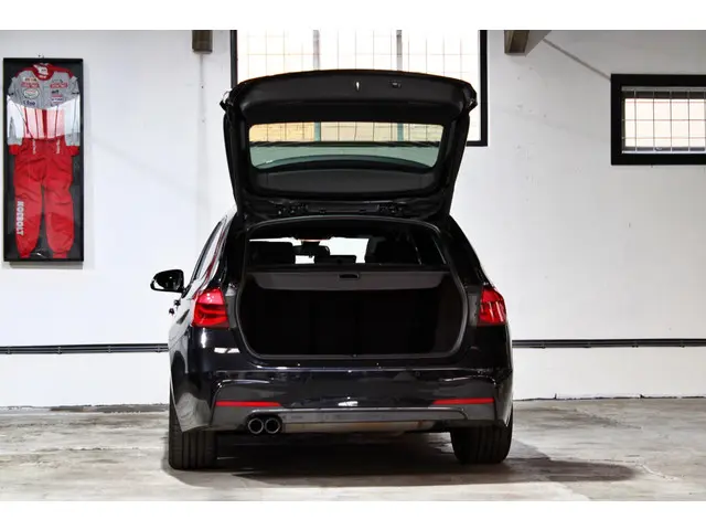 BMW 3 Serie Touring 320i M Sport Edition 2019 Benzine 10