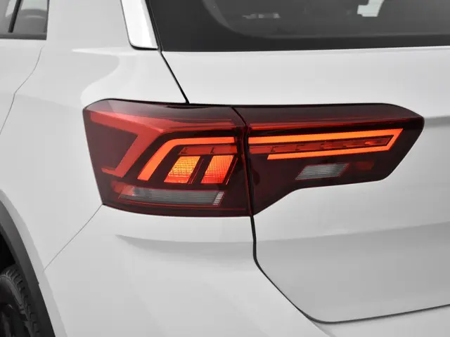 Volkswagen T-Roc 1.5 Tsi 150pk DSG Life 2023 Benzine 34