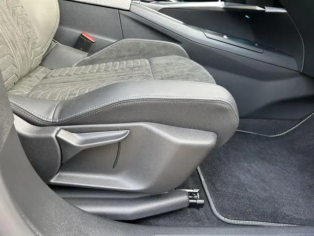 Peugeot 3008 1.2 Hybrid 145 GT 2024 Hybride Benzine 26