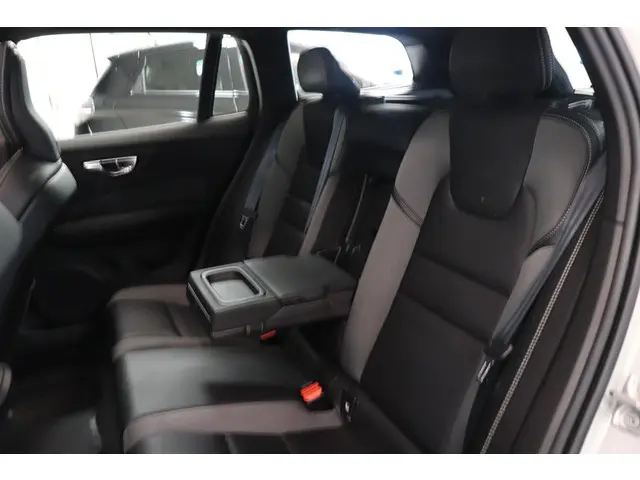 Volvo V60 2.0 B4 R-Design 2021 Benzine 8