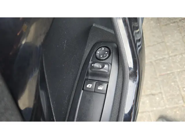 Peugeot 208 1.2 VTi Blue Lease 2012 Benzine 18
