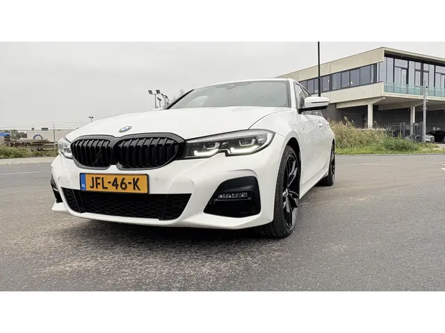 BMW 3 Serie 320i High Executive 2020 Benzine 9