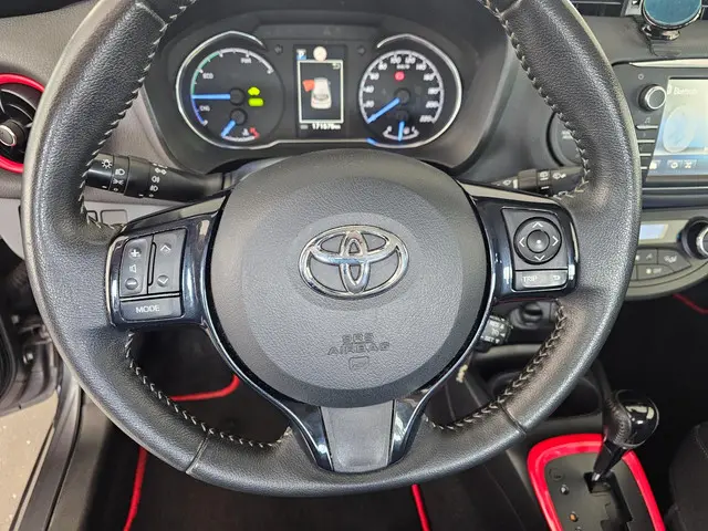 Toyota Yaris 1.5 Hybrid Design Red 2017 Hybride Benzine 15