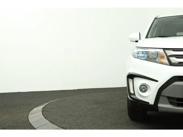 Suzuki Vitara 1.6 High Executive 2015 Benzine 36