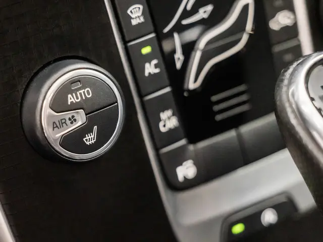 Volvo V40 2.0 T4 R-Design Sport 2018 Benzine 24