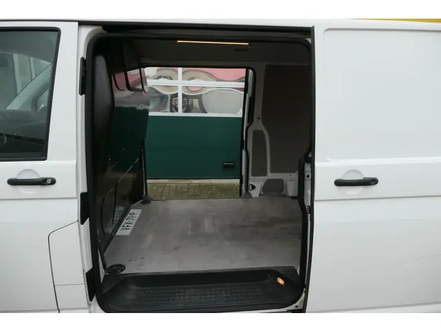 Volkswagen Transporter 2.0 TDI L2H1 Highline 2015 Diesel 11