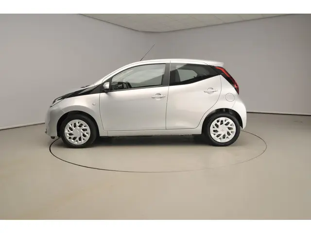 Toyota Aygo 1.0 VVT-i x-play 2022 Benzine 2
