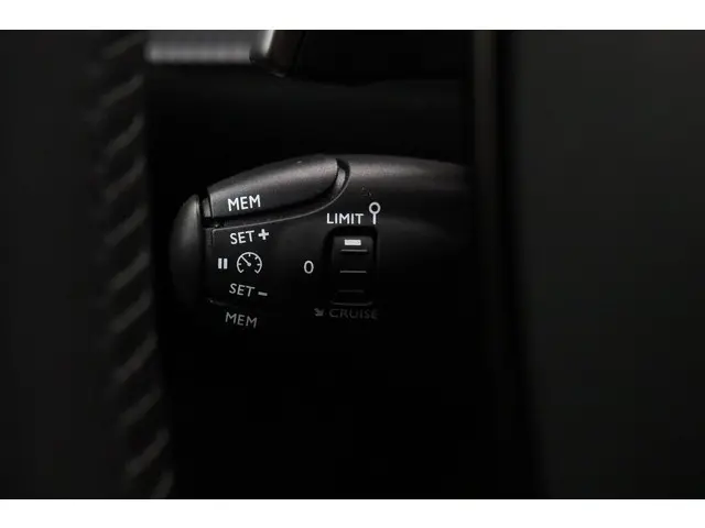 Peugeot 2008 1.2 PureTech Allure Pack 2022 Benzine 32