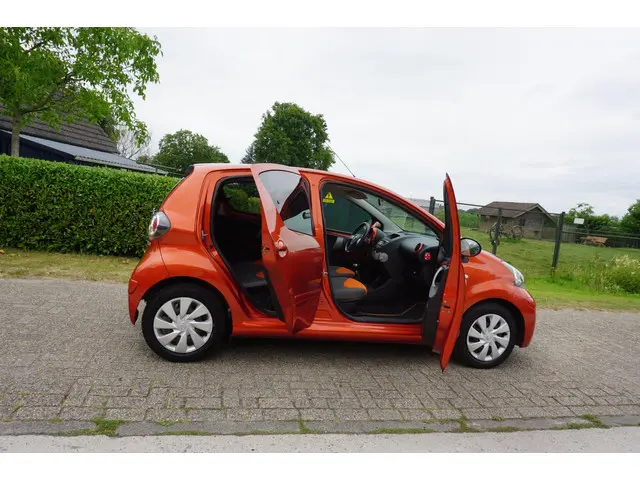 Toyota Aygo 1.0 VVT-i Dynamic Orange 2012 Benzine 7