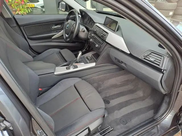 BMW 3 Serie 320i High Executive 2012 Benzine 17