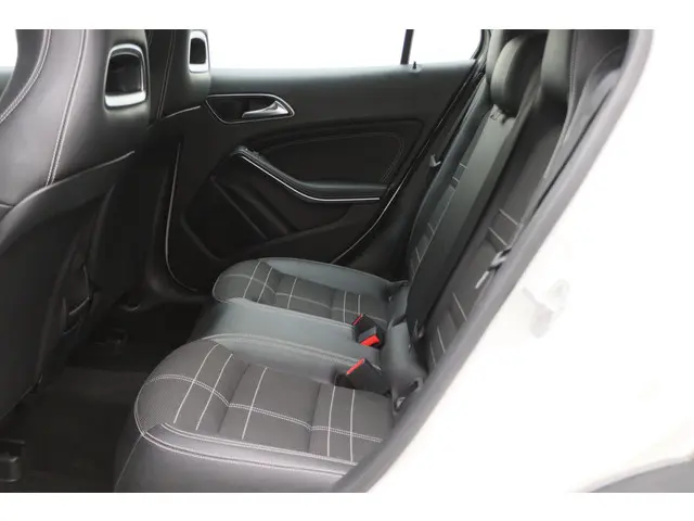 Mercedes-Benz GLA 180 Ambition Automaat 2015 Benzine 13