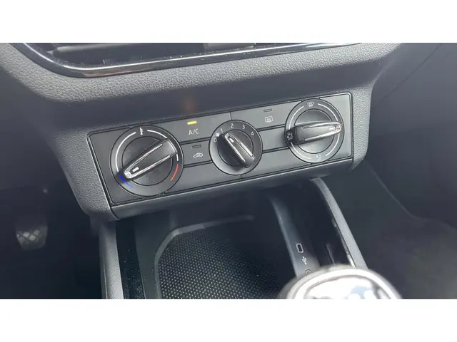 Škoda Kamiq 1.0 TSI Ambition 2023 Benzine 18