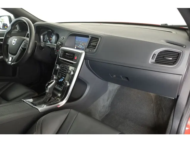 Volvo V60 2.0 T4 R-Design 2018 Benzine 3