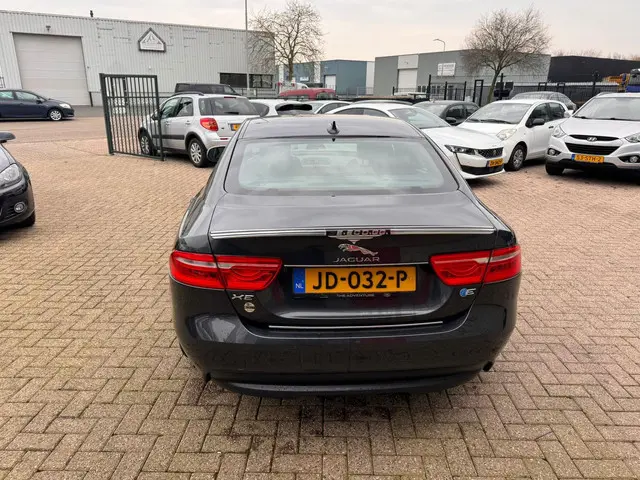 Jaguar XE 3