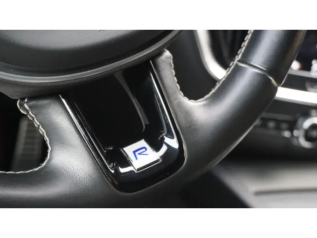 Volvo V60 2.0 T5 250pk R-Design 2019 Benzine 34