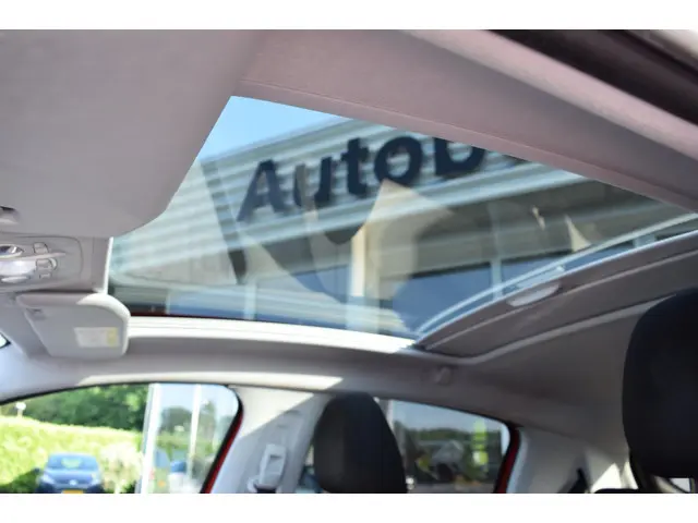 Peugeot 208 1.2 PureTech Allure panoramadak 2019 Benzine 12
