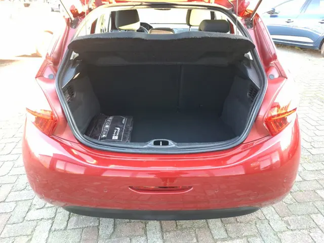 Peugeot 208 1.2 VTi Envy / NAV / CruiseC / CLIMA 2013 Benzine 10