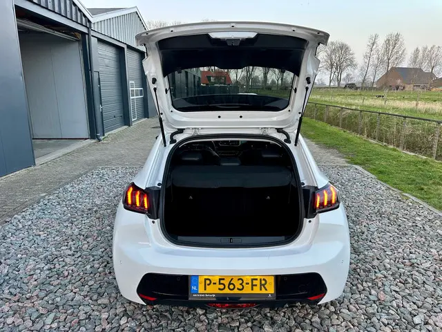 Peugeot 208 1.2 PureTech Allure 2022 Benzine 12