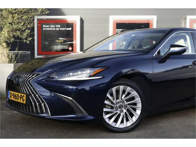 Lexus ES 300h President Line 2024 Hybride Benzine 2