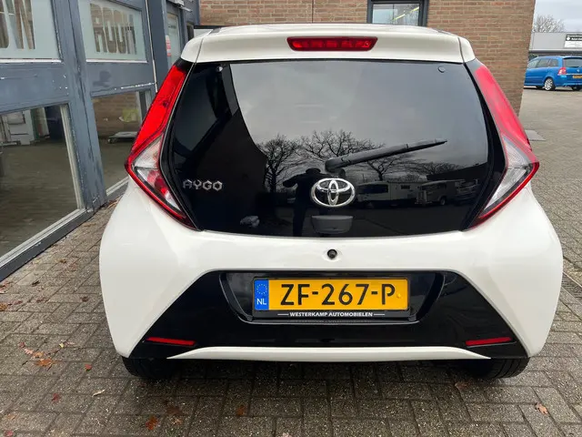 Toyota Aygo 1.0 VVT-i x-joy , 2e eigenaar 2019 Benzine 18