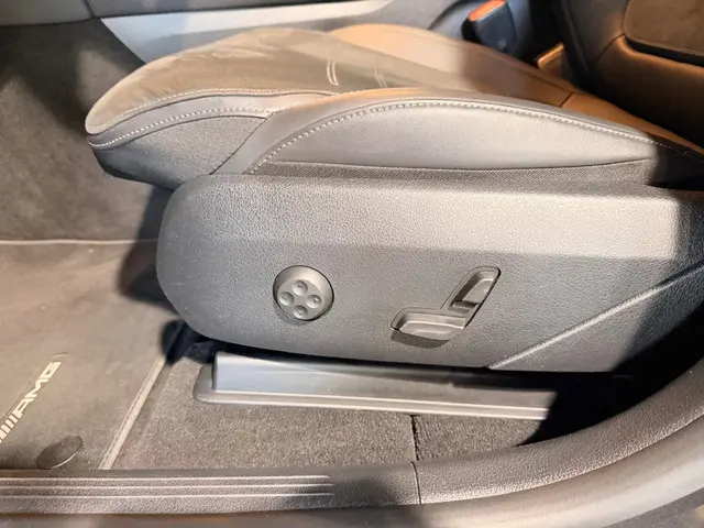 Mercedes-Benz GLC 200 4MATIC AMG Line 2024 Benzine 23