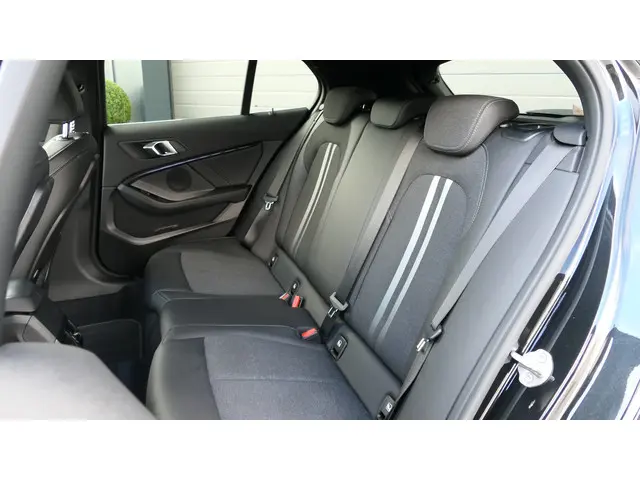 BMW 1 Serie 118i Executive Edition 2020 Benzine 24