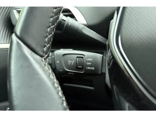 Peugeot 5008 1.2 PureTech Allure 2021 Benzine 21