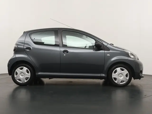Toyota Aygo 1.0 VVT-i Now 2014 Benzine 6