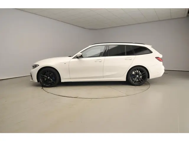 BMW 3 Serie Touring 318i 2022 Benzine 2